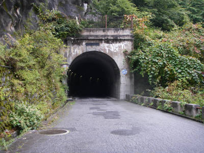 高瀬ダムから七倉ゲート前までのトンネル内の歩道は向かって左側のみにある。